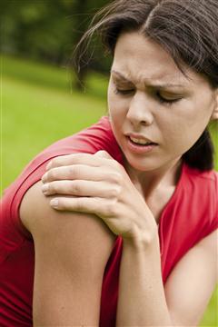 girl with shoulder pain