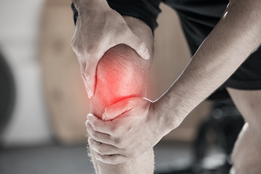 man having knee pain
